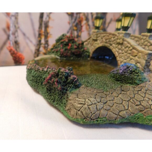 Thomas Kinkade Hawthorne Village "Lamplight Bridge" Three Piece Set - Picture 8 of 13